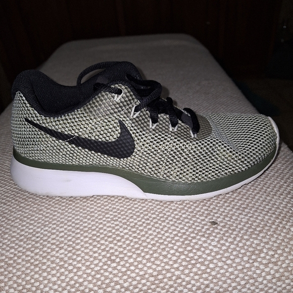 A pair of Nike tanjun racers. They are womens size 6.5. EUC - Picture 10 of 13